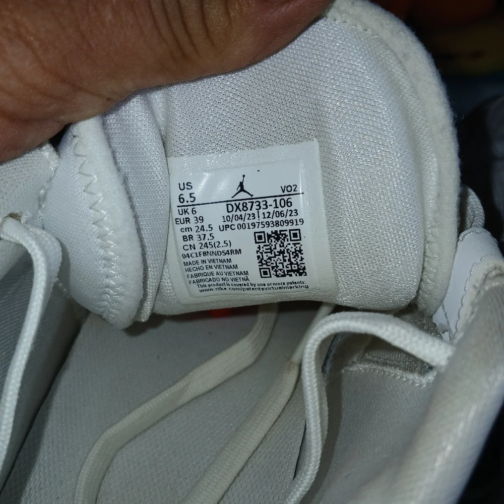 Shoes - Picture 7 of 8